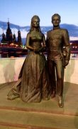 Памятник князю Монако Ренье III и его жене Грейск Келли напротив ЗАГСа