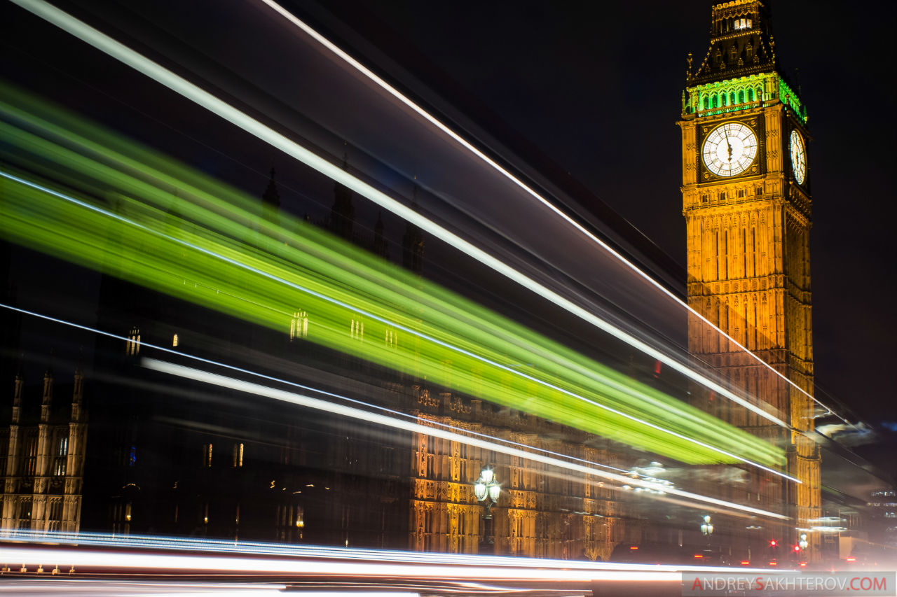 Big Ben. Проезжающий автобус снятый на длинной выдержке... Лондон, Великобритания