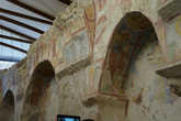 Стены церкви Св. Николая.  Видна  хорошо сохранившаяся роспись на стене.