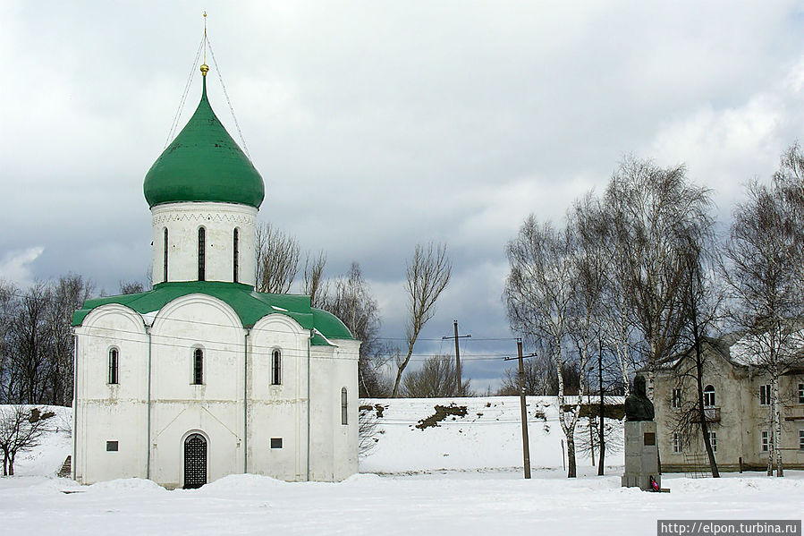 Спасо-Преображенский собор и памятник Александру Невскому