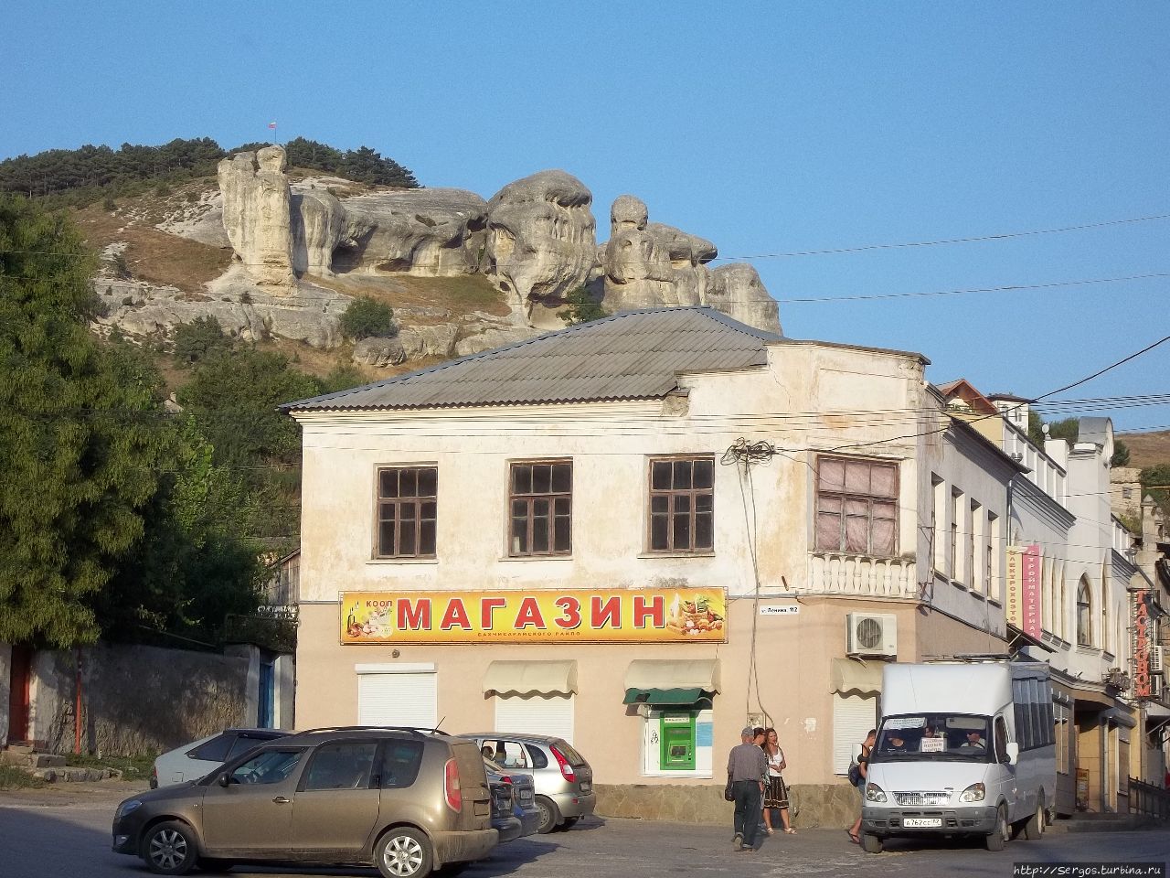 над Старым Бахчисараем нависают изъеденные стихиями живописные горы Республика Крым, Россия