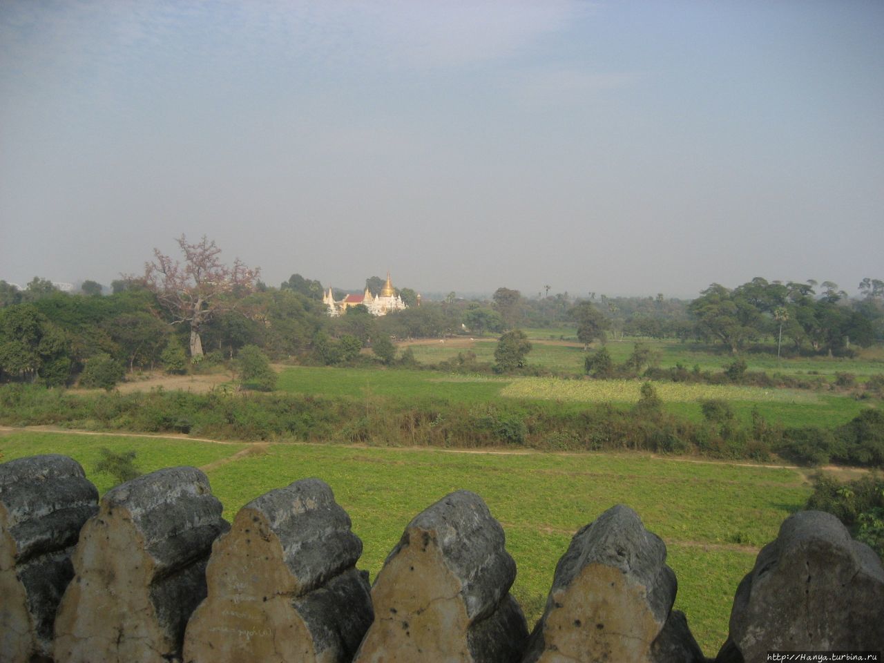 Виды на руины города Авы