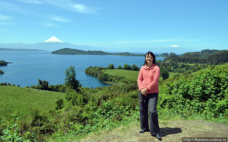 Вид на самое крупное озеро и вулканы Осорно и Комбуко