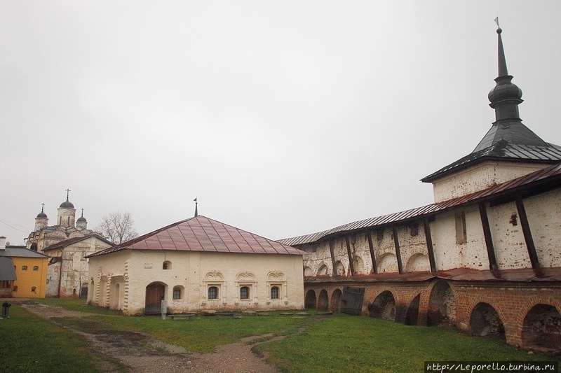 Кирилло-Белозерский монастырь под октябрьским дождем Кириллов, Россия