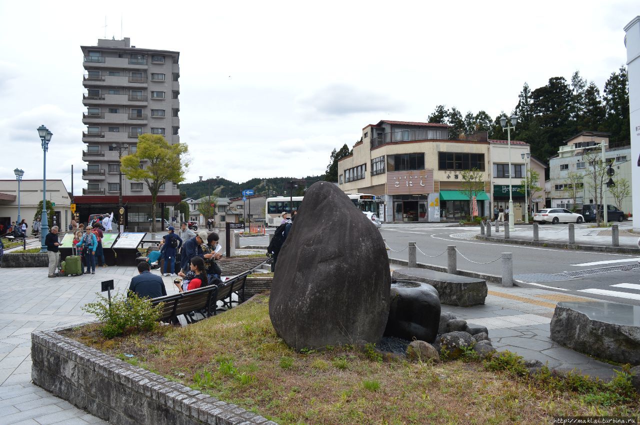 Площадь возле вокзала Никко, Япония