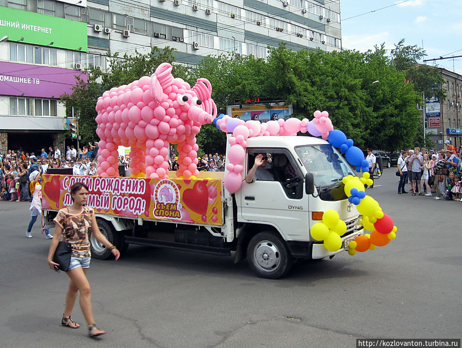 Розовый слон — эмблемы сети столовых 