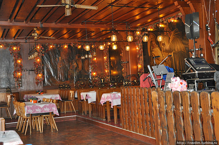 Зал для комплексных обедов в ресторане 