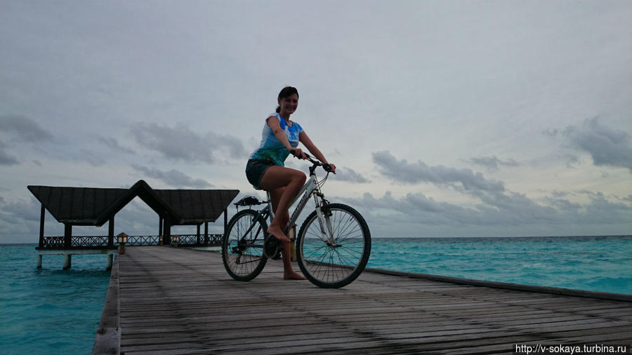 еще одно развлечение — велопрогулки по острову! Мальдивские острова
