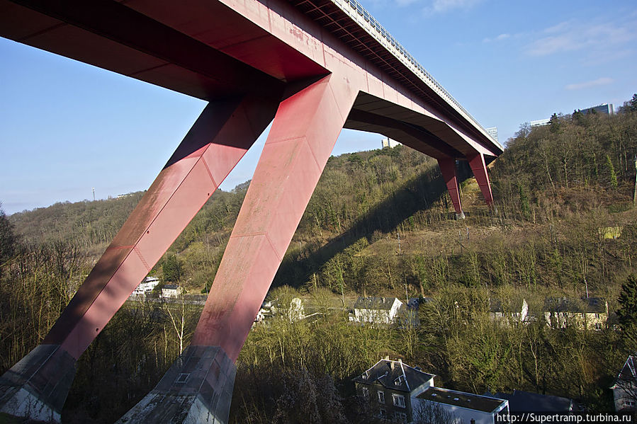 Собственно мост, который соединяет старый и новый Люксембург Люксембург, Люксембург