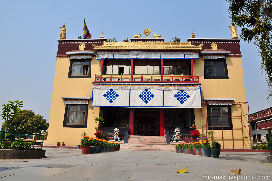 Главное здание монастыря. Здесь проводятся службы, занятия, сеансы медитации.

Следует заметить, что Копан — довольно молодой монастырь. Он был основан ламой Сопа Ринпоче всего лишь в начале семидесятых годов прошлого века. Катманду, Непал