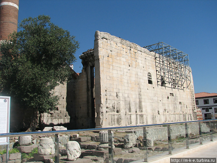 Стены храма Августа