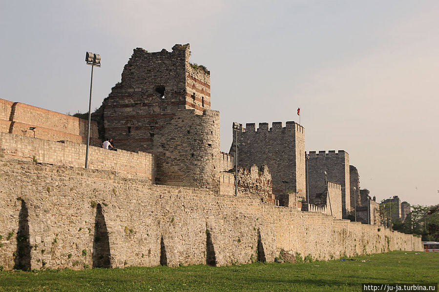 Стена Феодосия до сих пор опоясывает городские холмы. Это самое грандиозное сооружение античности, дошедшее до наших дней: ее длина от Мраморного моря до Золотого рога — 6,5 километров! Стамбул, Турция