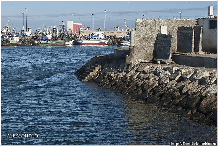 Пройдя в глубь порта, мы попали в тупик. Но я быстро сориентировался, как местный народ обходил этот забор. Надо отдать должное моей жене, она героически ходила со мной по всем свалкам. Не знаю, что это было, — туалет, или что-то другое. Но нам надо было попасть туда, за этот забор...
*