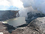 Вот оно изумрудное озеро в северном активном кратере.