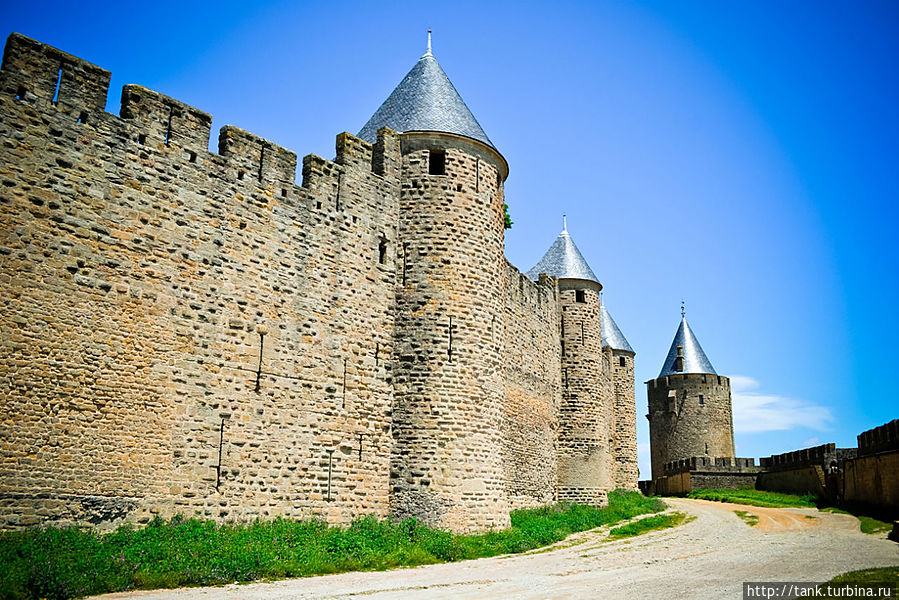 Между двух рядной стеной, с многочисленными дозорными башнями, обогнули замок и вошли во внутренний город в районе базилики Сан-Назер.