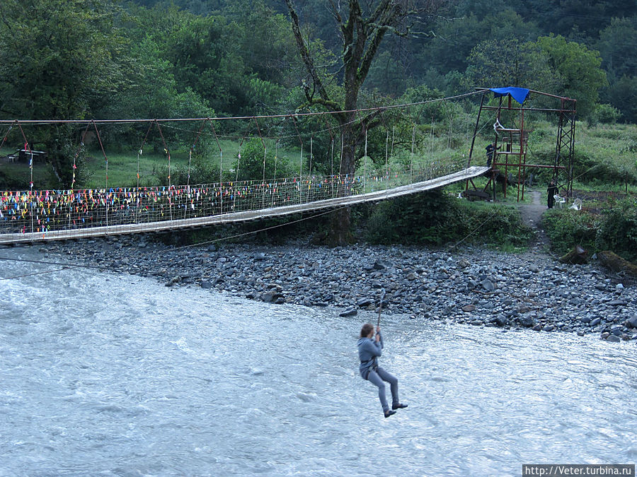 Канатный мост и тарзанка — местное развлечение. Рица Реликтовый Национальный Парк, Абхазия