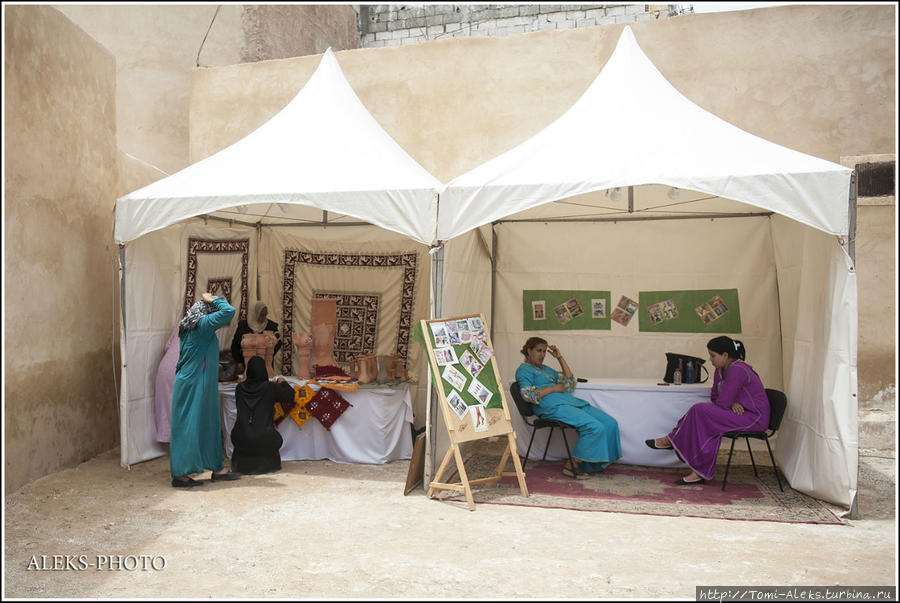 А тут местные Фатимы устроили выставку своего ткачества.