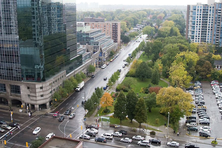 Торонто. С балкона в Норт Йорке. Машины стоят на перекрестке на самой длинной улице в мире — Yonge Street. Она начинается прямо у озера Онтарио и уходит на сотни километров на север далеко за пределы Торонто. Канада