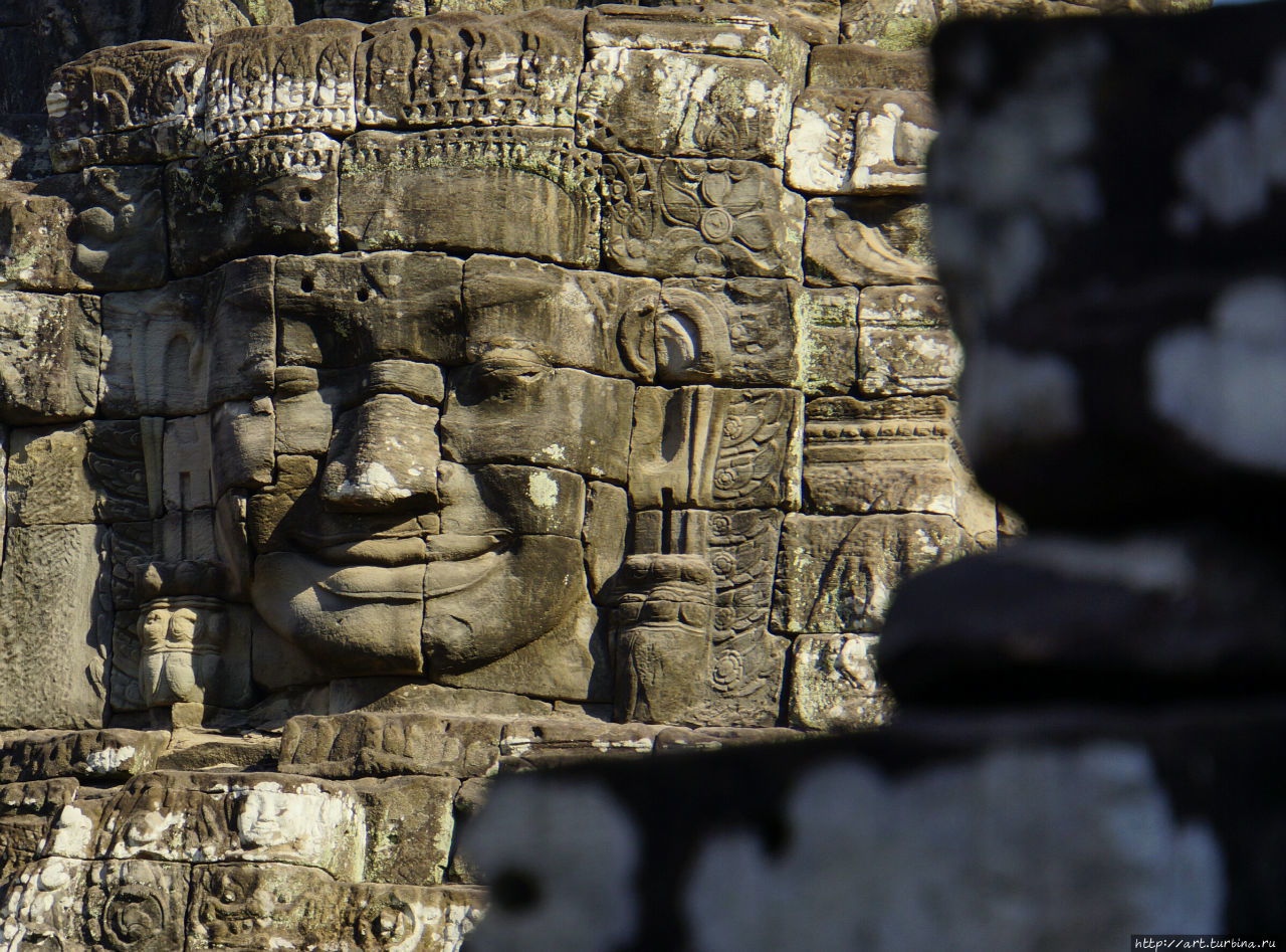 довольно улыбаясь восходящему солнцу. Ангкор (столица государства кхмеров), Камбоджа