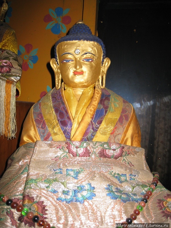 Статуя Будды в монастыре Пелгье Линг в Катманду