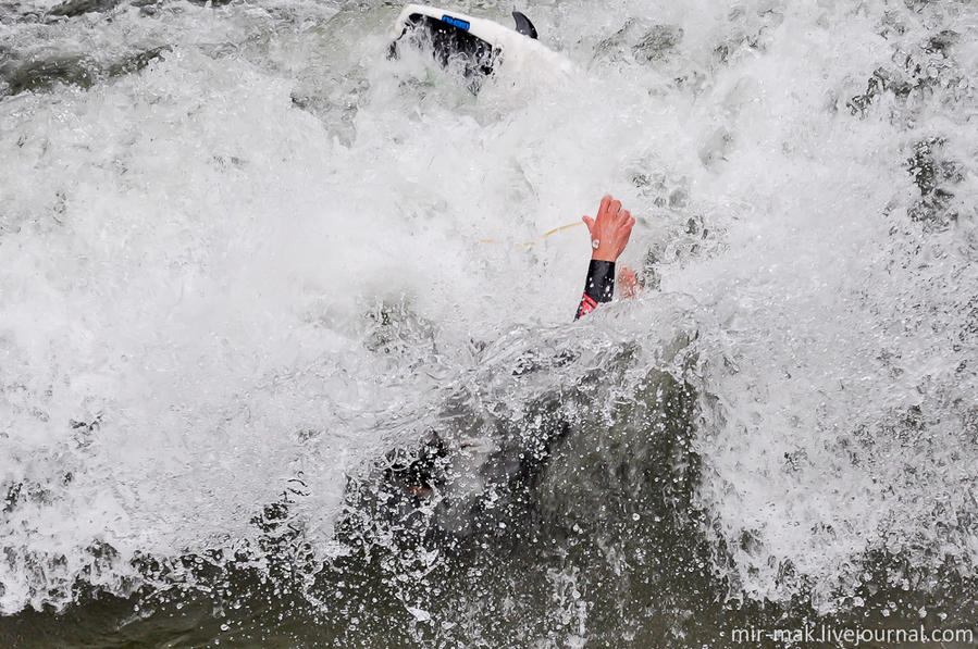 Закончив кататься серфер самостоятельно ныряет в бушующий поток, и выбирается на сушу дальше по течению воды. Мюнхен, Германия