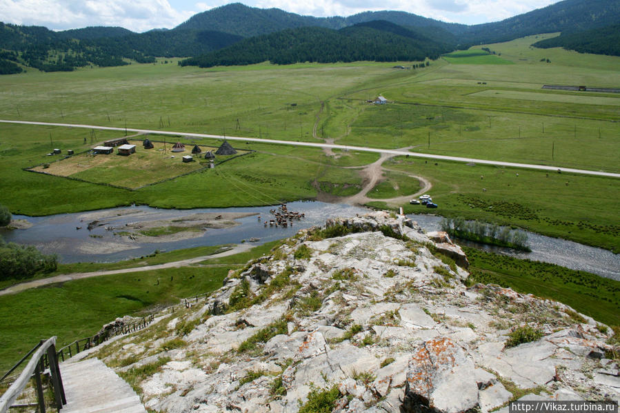 Вид вниз. Прямая линия это дорога от Усть-Кана в сторону Усть-Коксы Республика Алтай, Россия