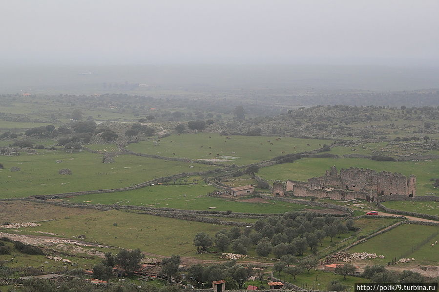 Руины монастыря у подножия городского холма.