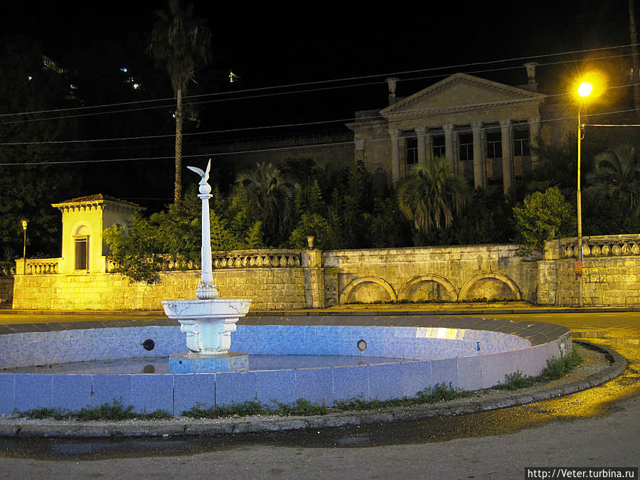 Напротив фонтана – старинный дом. По слухам, дача одного из видных партийных деятелей прошлого. Гагра, Абхазия