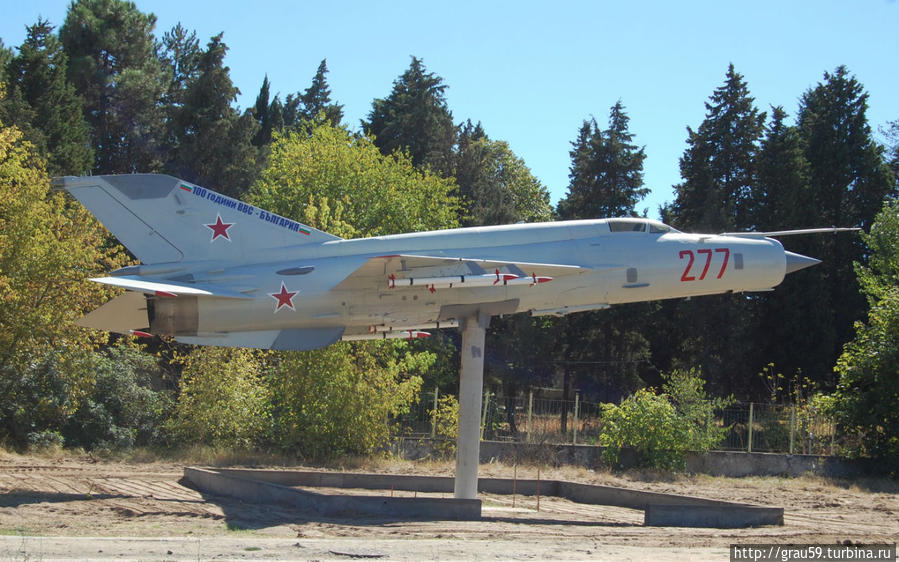 Самолёт-памятник в честь 100-летия ВВС Болгарии Несебр, Болгария