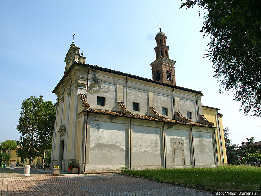 Большая церковь на холме, несколько в отдалении от домов