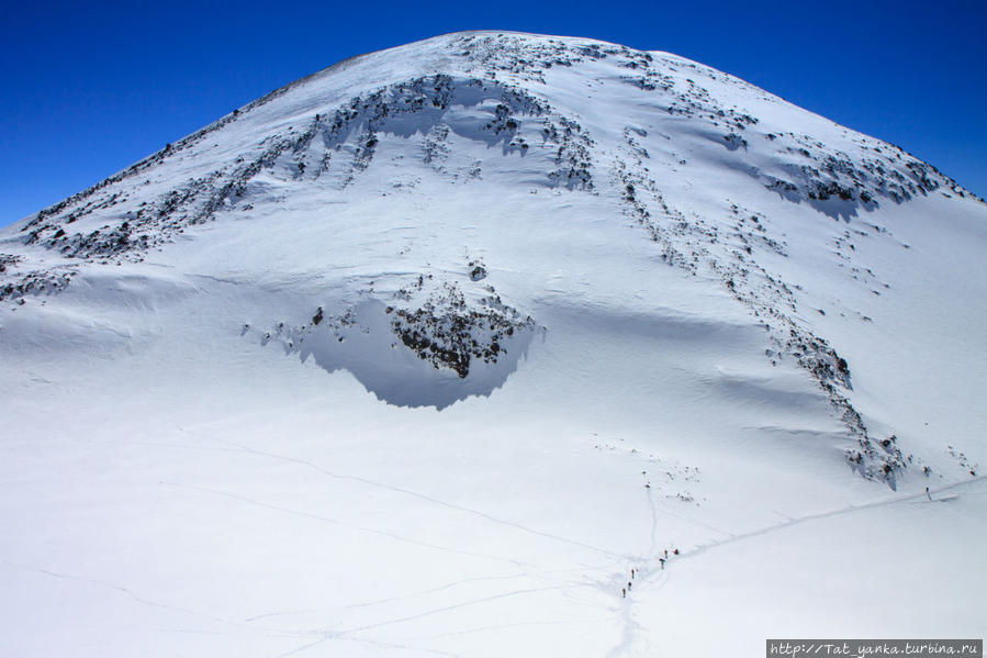 Восточная вершина, вид с западной Эльбрус (гора 5642м), Россия