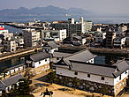 Виды с верхнего этажа донжона. Во дворе можно заметить конную статую Тодо Такаторы.