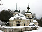 Засыпанная чистейшим снегом церковь была похожа на мраморную, но — нет. Это старицкий камень, добывавшийся тут же, очень фактуристый, но, при этом, дешевый. Его на Руси называли старицким мрамором.