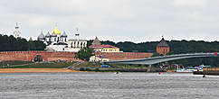 … Новгородский Детинец — с одной стороны реки.