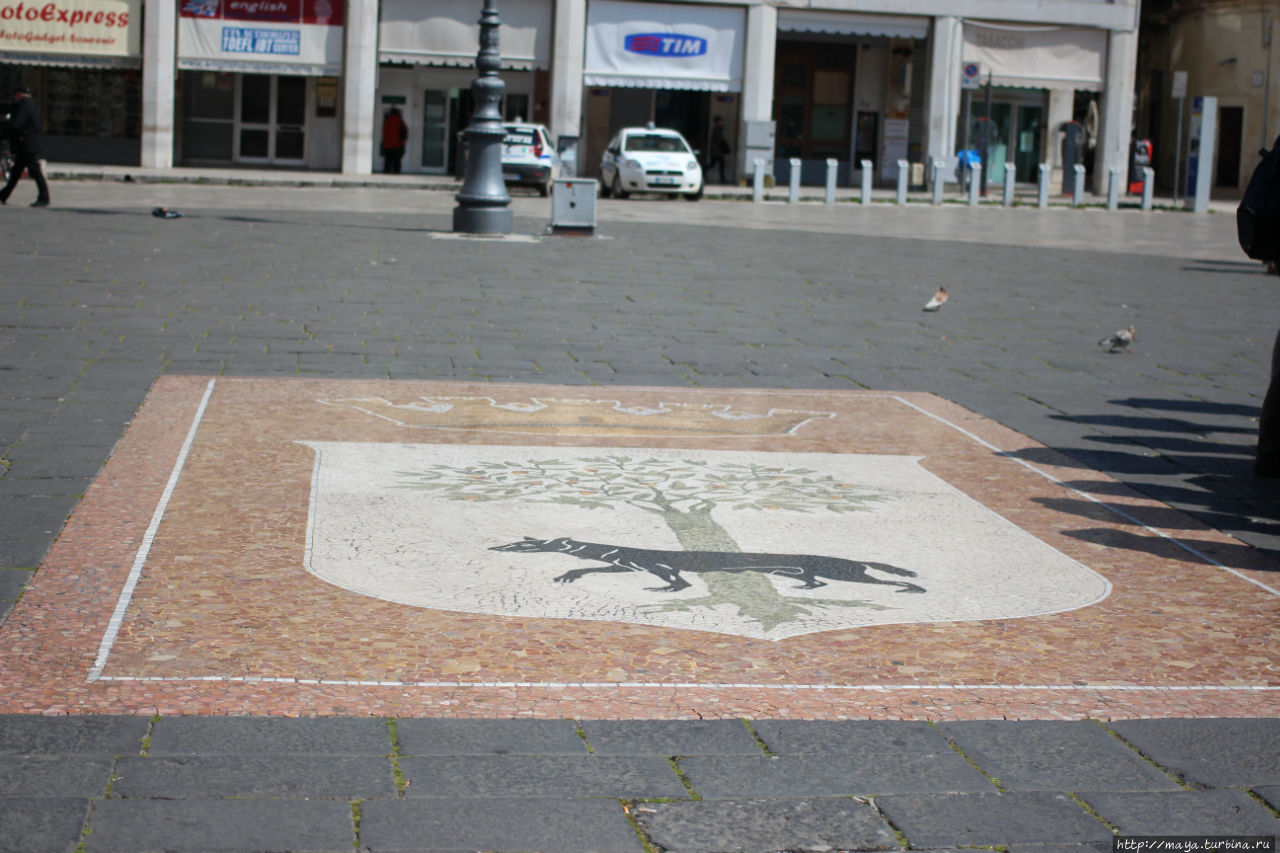 Герб города на площади св. Оронцио Лечче, Италия