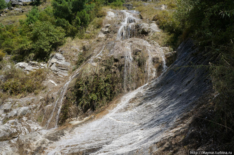 Основание   причудливого   водопада. Покхара, Непал