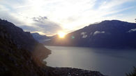 За час я набрал около 900 метров вверх и встретил рассвет. Солнце встает ровно со стороны Доломитовых Альп, т.е. с юго-востока. В этот момент фото может напомнить Норвегию и фьорды, но это Италия!