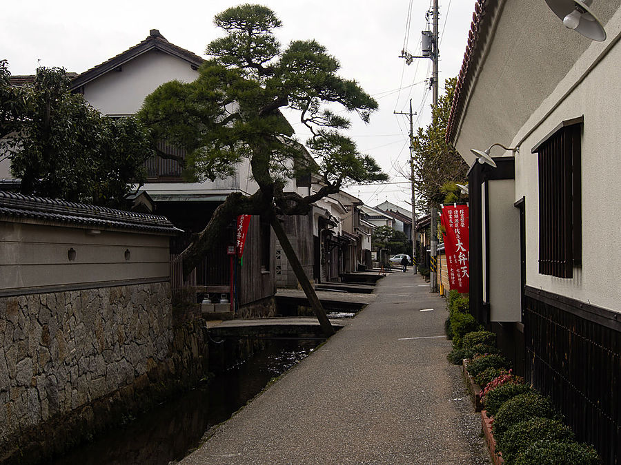 Белые стены и красная черепица Курайоси, Япония