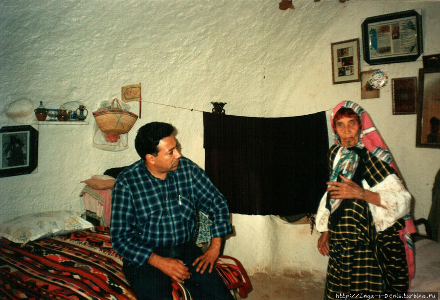 Наш гид Мохаммед (или Ахмед?) в жилище берберской женщины Сусс, Тунис