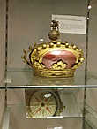 Старинный компас вмонтированный в корону