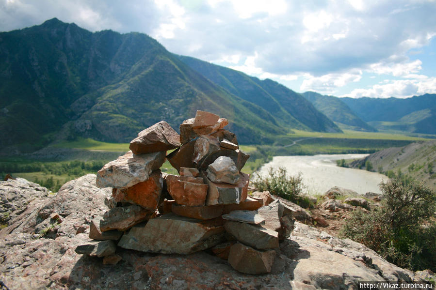Каменных туров в подобных местах всегда много Перевал Кату-Ярык, Россия