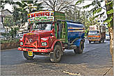 Движемся дальше в сторону вокзала Виктория. Мне очень понравились индийские грузовики — они всегда ярко разукрашенные...
*