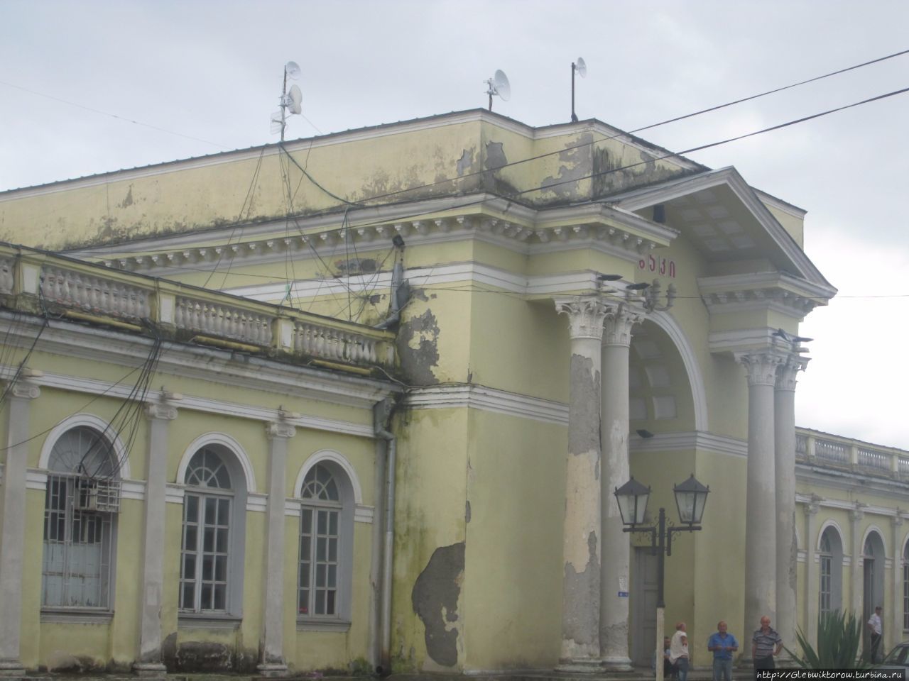 Прогулка по центру среднего мегрельского города Сенаки, Грузия