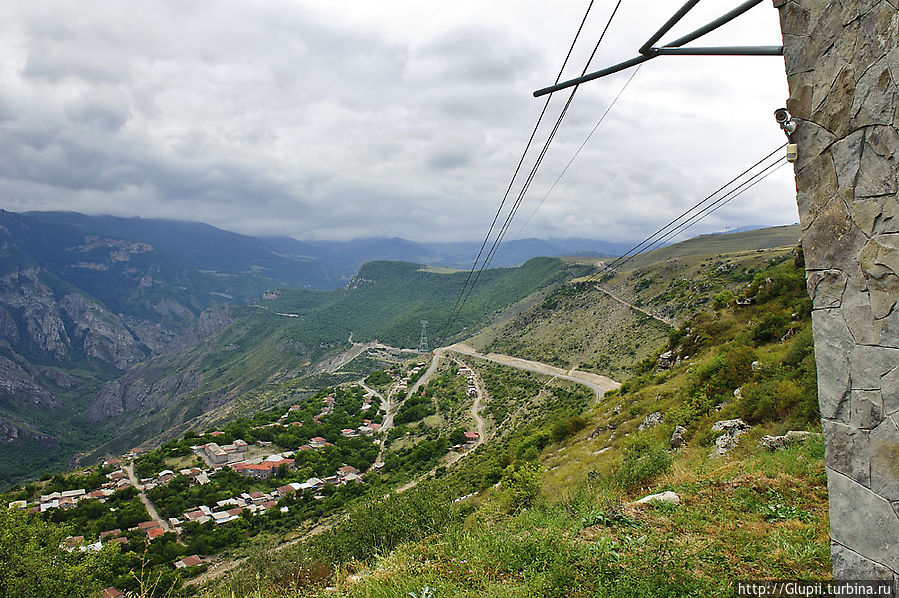 Легенда гласит: однажды по краю ущелья проезжали юноша и девушка. Неожиданно на них напали персидские воины. Юноша был убит, а его невеста решила, что скорее погибнет, чем попадет в плен. Перекрестившись, она прыгнула в ущелье. Юбка девушки чудесным образом наполнилась воздухом и бережно опустила ее на землю. С тех пор эту часть Воротанского ущелья называют Арснадзор, или «овраг невесты». Прямо над оврагом сохранился дозорный пункт — третий в цепочке предупреждения, разработанной в Зангезуре на случай вражеского нападения. Заметив неприятеля, стражники в Кордзоре били в набат, весть подхватывал колокол в Хоте, затем дозорный пункт Арснадзора и, наконец, большой колокол Татевского монастыря, звук которого разносился в радиусе 50 км. Враги перерезали цепочку оповещения, когда сожгли колокол в Хоте. Сегодня в дозорном пункте Арснадзора сохранилась ротонда с цепями, которые когда-то удерживали колокол.