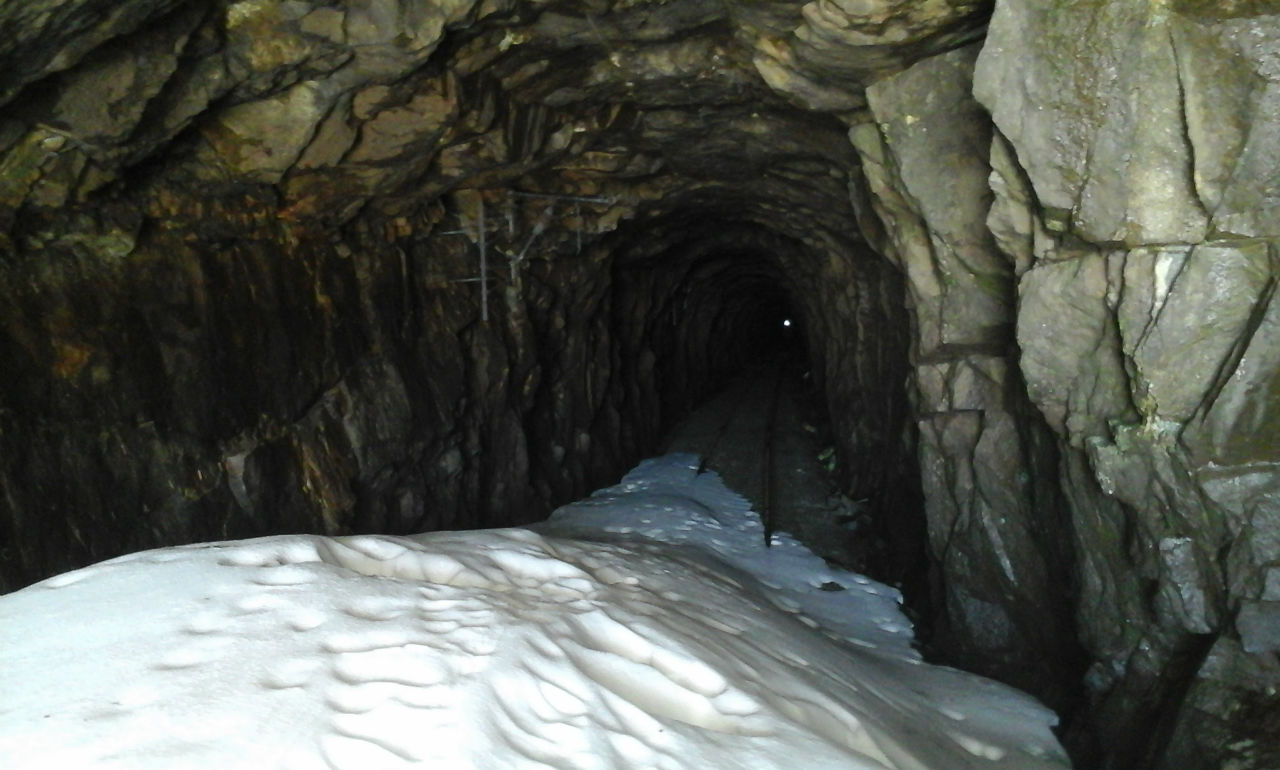 Сразу видно — туннель ручной работы. До точки в конце — 500 метров. Финсе, Норвегия