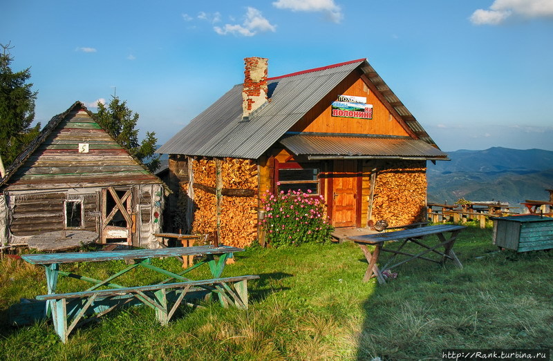 Одна из кафёшек в лыжной деревеньке Славское, Украина