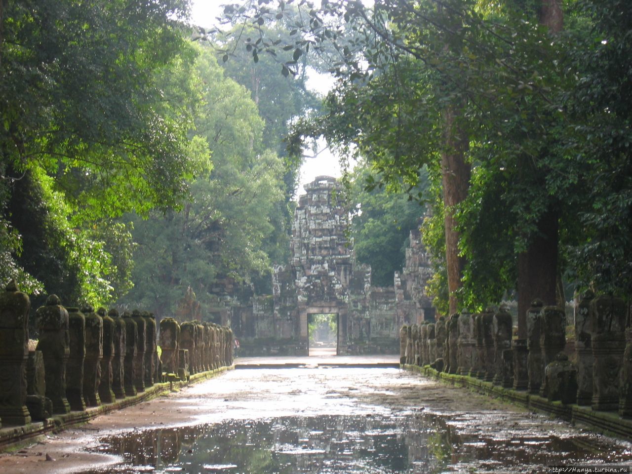 Водоем перед храмом Пре-Кхан