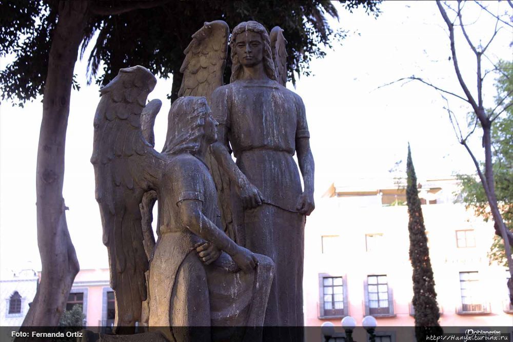 Статуи ангелов на Сокало / Los Ángeles