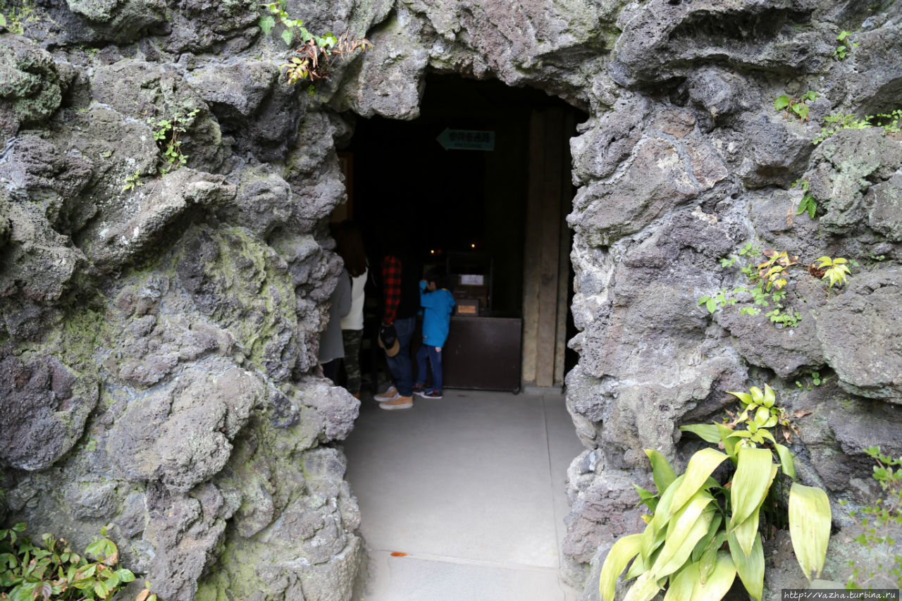 Вход в пещеру Бетен — куцу Камакура, Япония