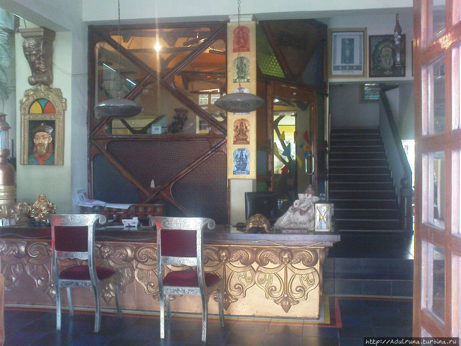 Рецепшен местного отеля, кафе за стенкой... Дели, Индия